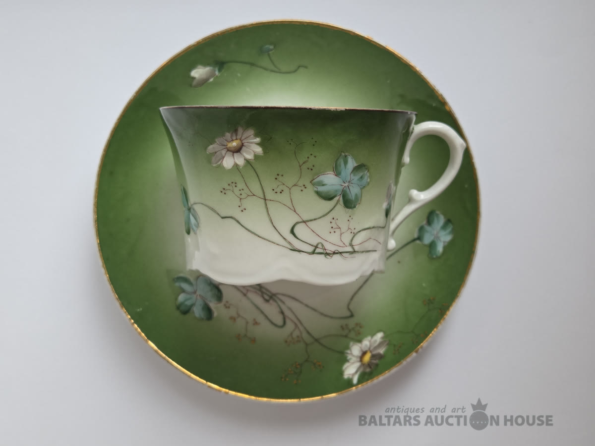 Antīka jūgendstila porcelāna tējas tasīte ar apakštasīti, viļņota forma, uz meža zaļu un…
